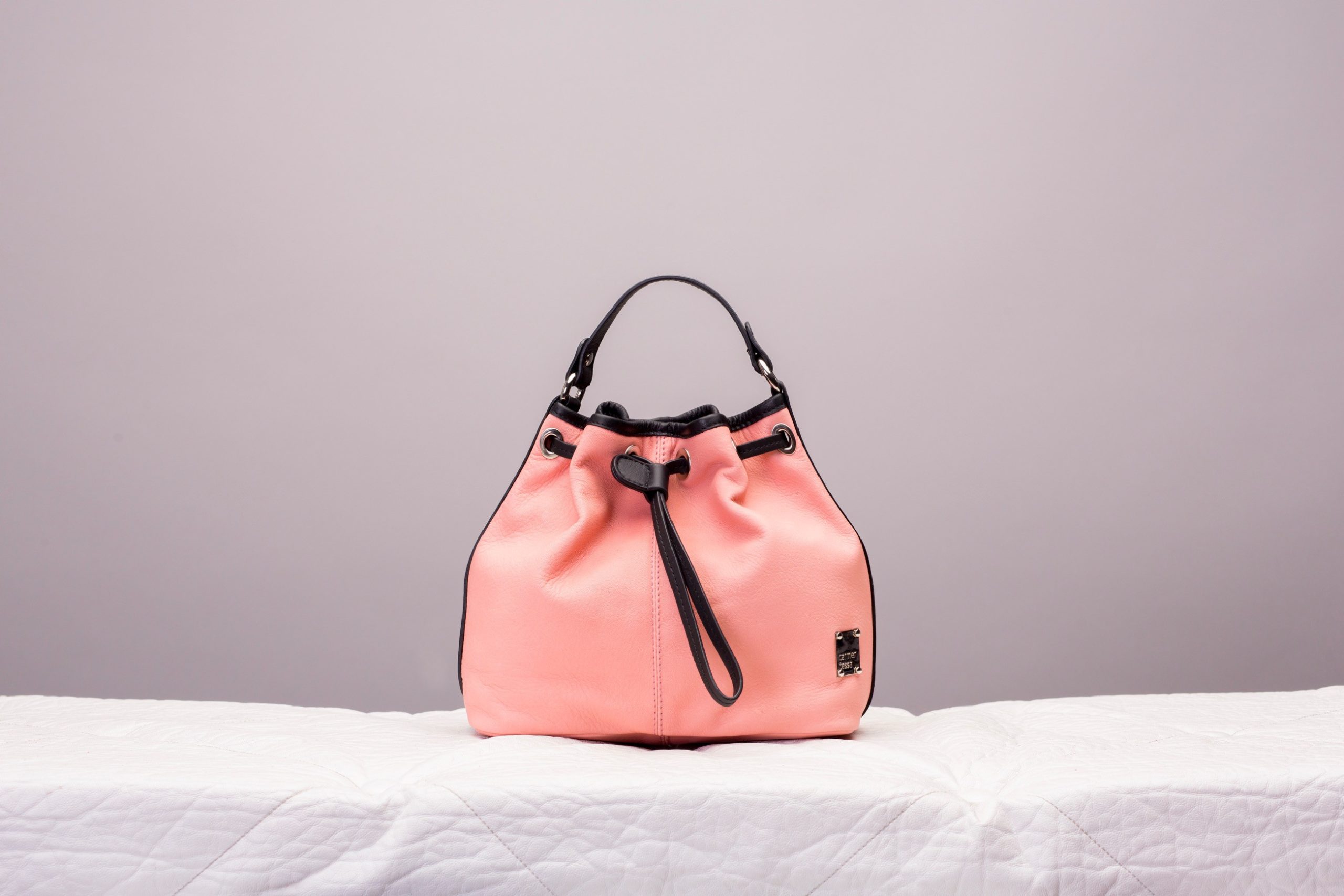 Mini bolso de piel metalizada, con doble asa. - Bolsos